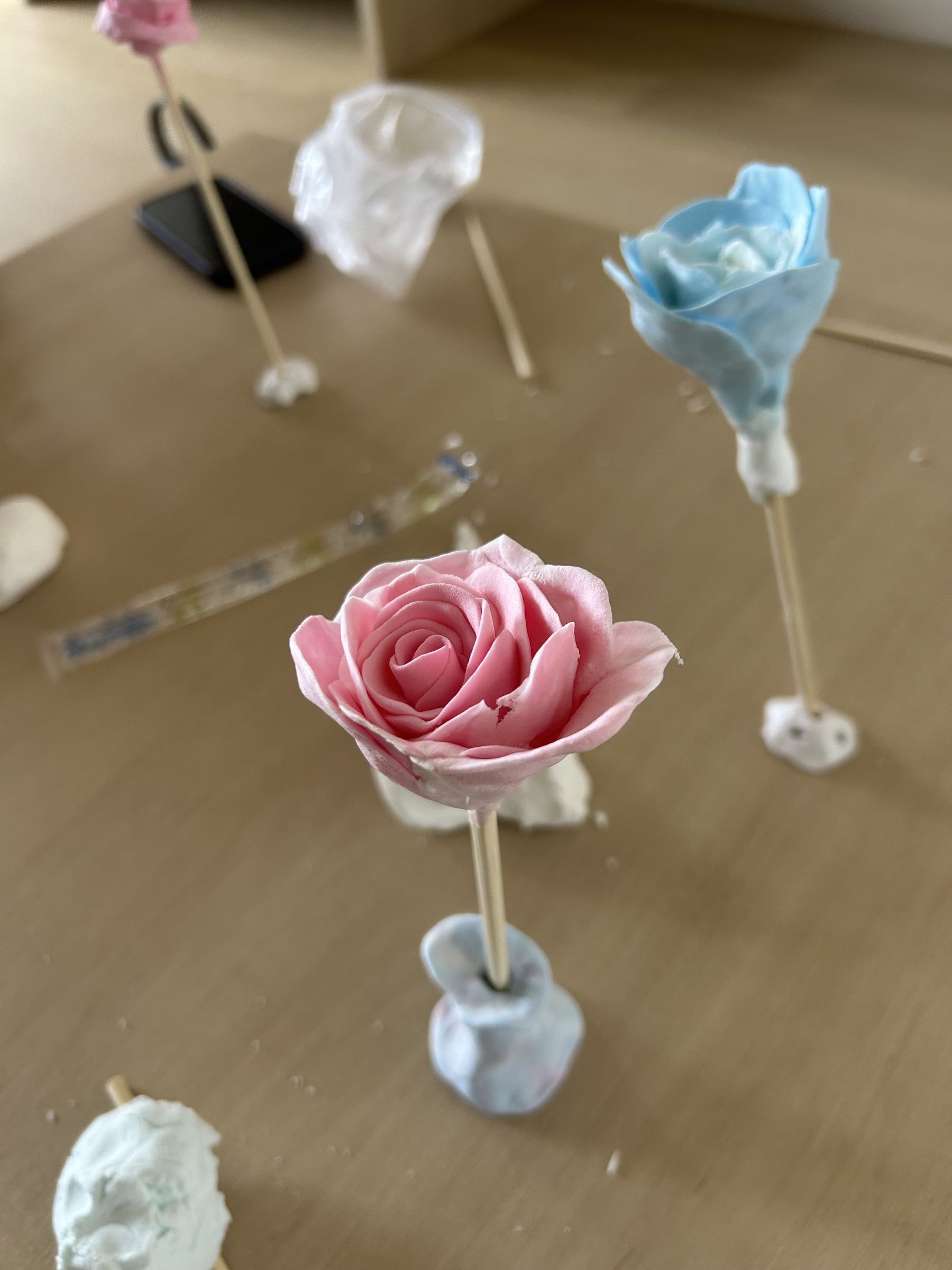 粘土艺术疗愈工作坊活动照片：粉色与蓝色粘土花作品