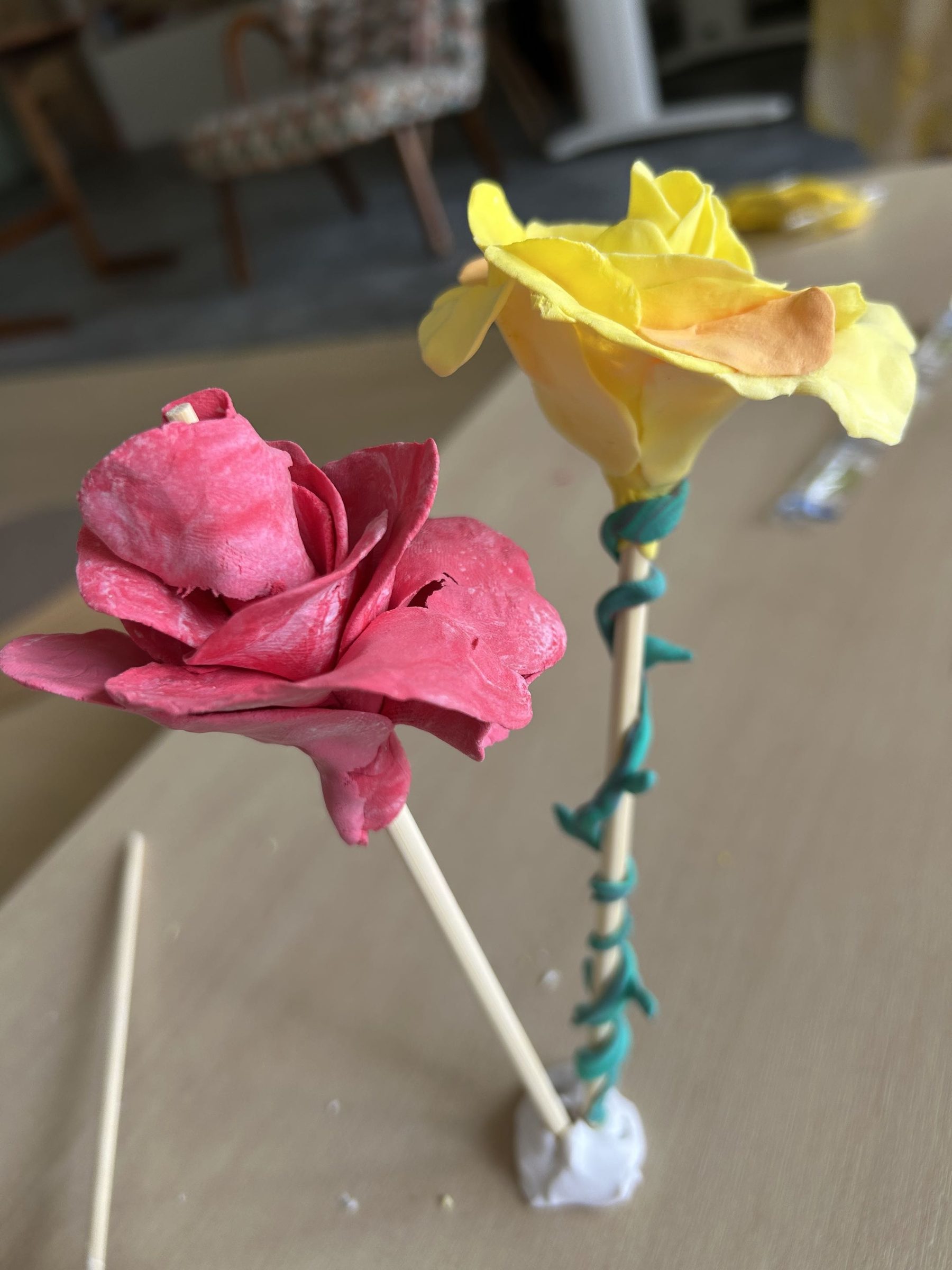 粘土艺术疗愈工作坊活动照片：黄色与红色粘土花近景