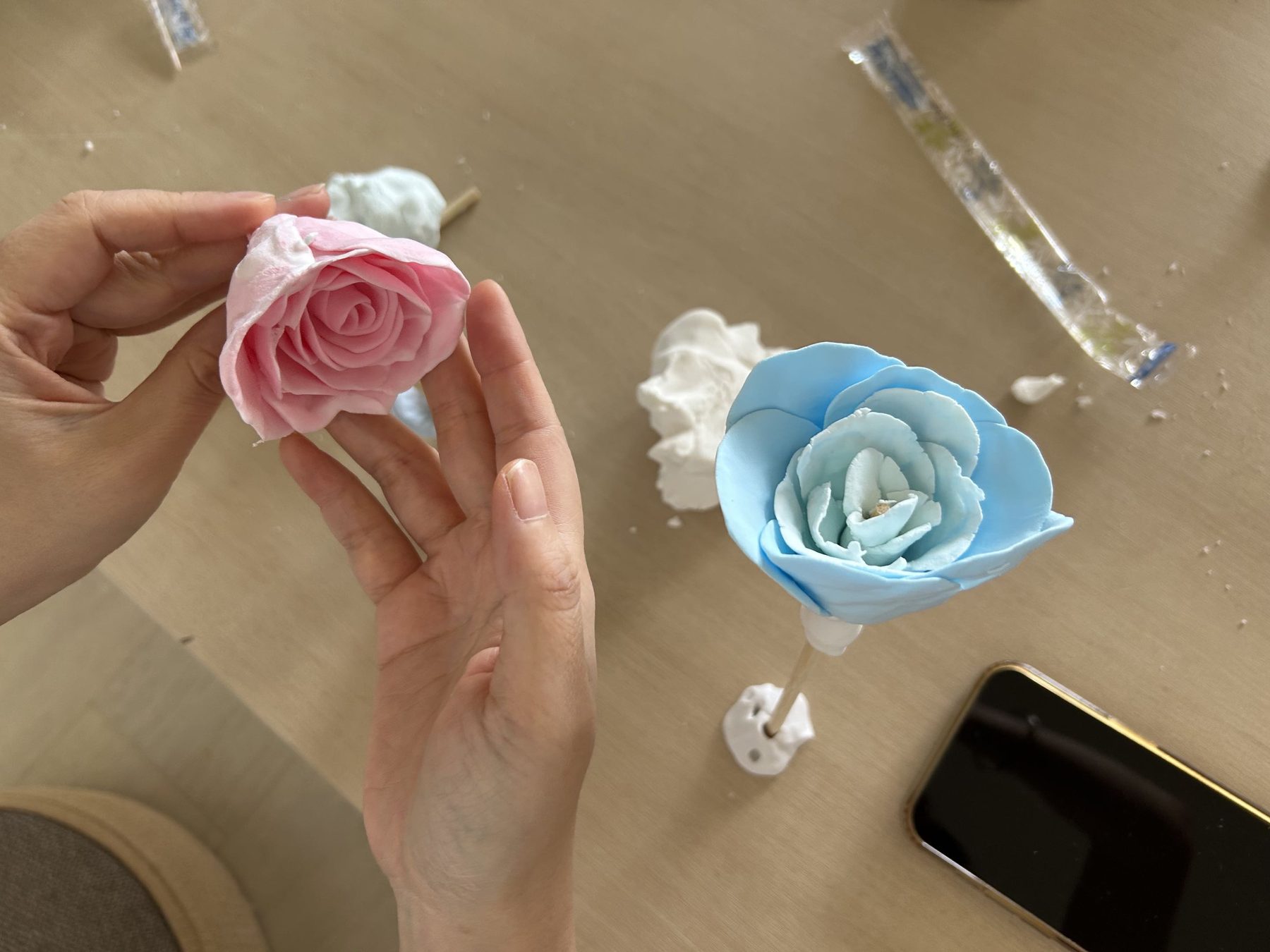 粘土艺术疗愈工作坊现场：参与者用粘土制作花朵