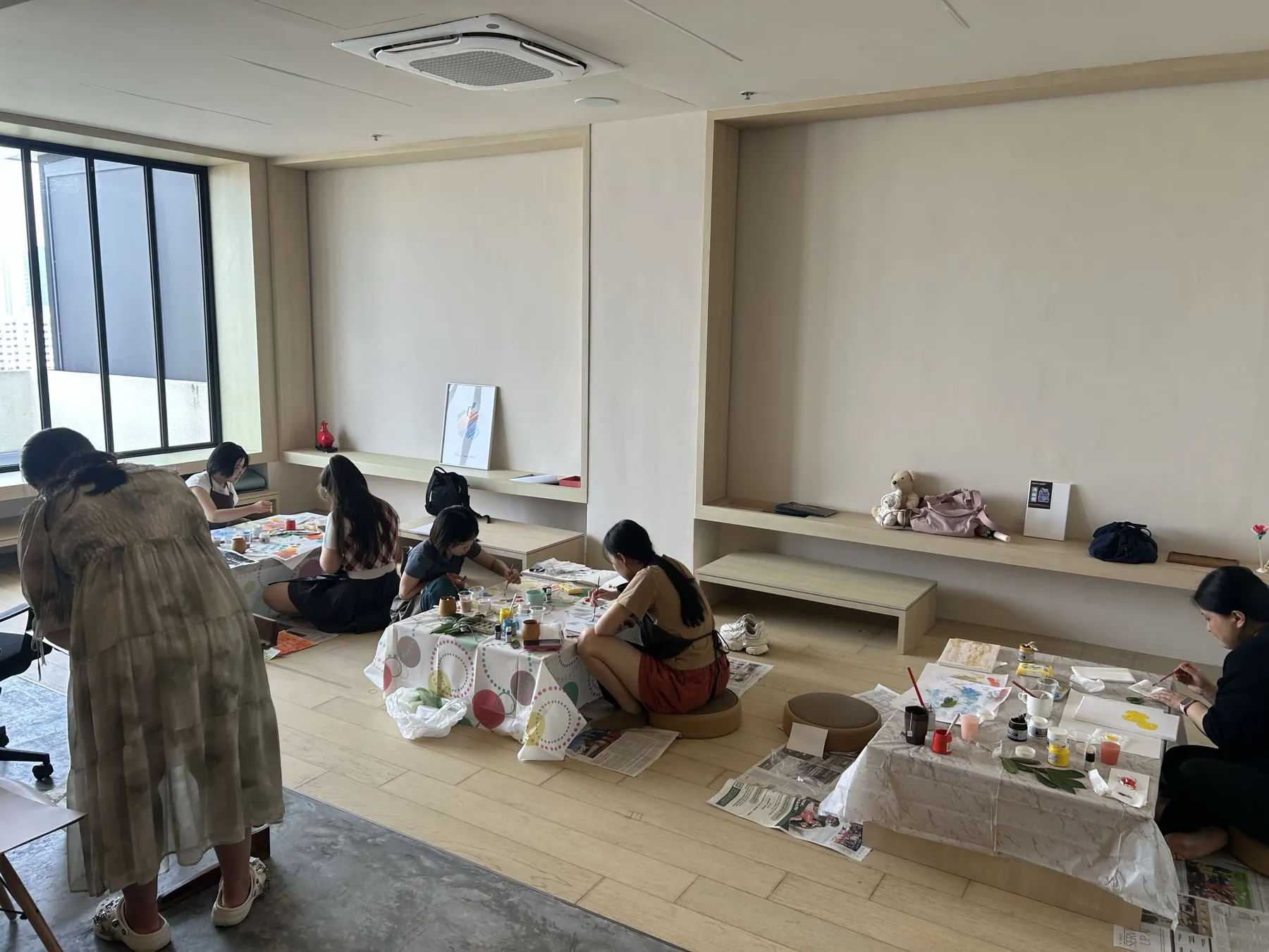 艺术治疗工作坊现场：参与者在工作室专注绘画
